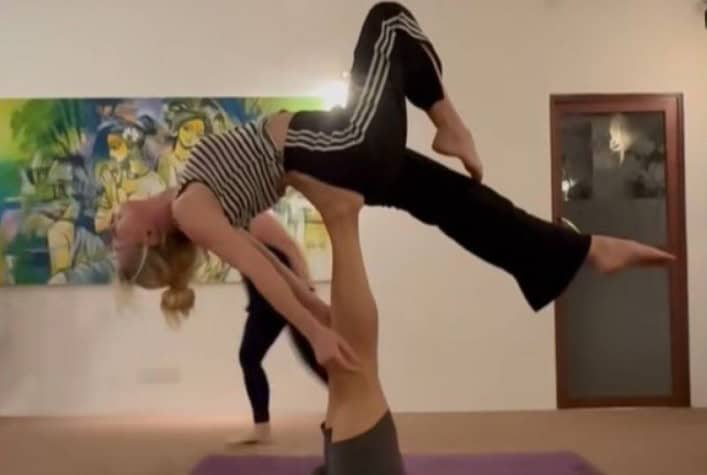 Σμαράγδα Καρύδη: Έκανε acro yoga-Δείτε βίντεο με τα ακροβατικά της
