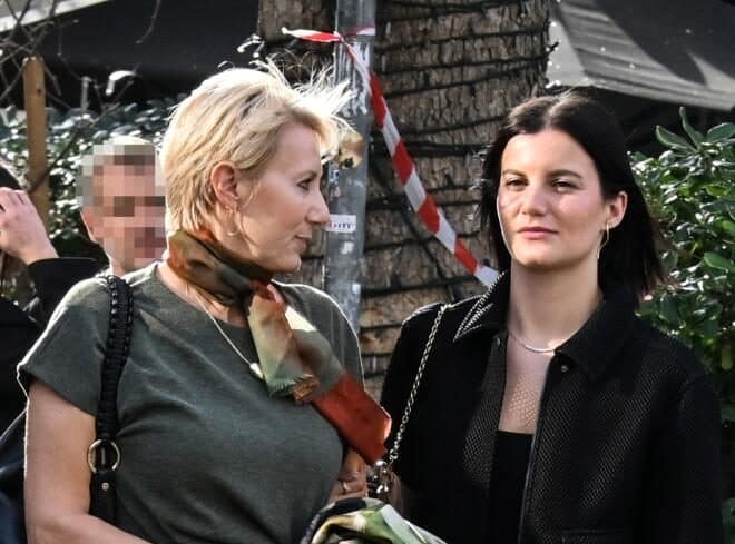 Νατάσα Παζαΐτη-Αλίκη Καραμανλή: Κούκλες μάνα και κόρη στη Βουκουρεστίου (φωτογραφίες)