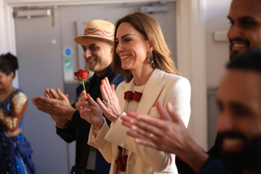 Κέιτ Μίντλετον:  Χορεύει ξυπόλιτη σε ινδουιστικό ναό στο Λέστερ (video)