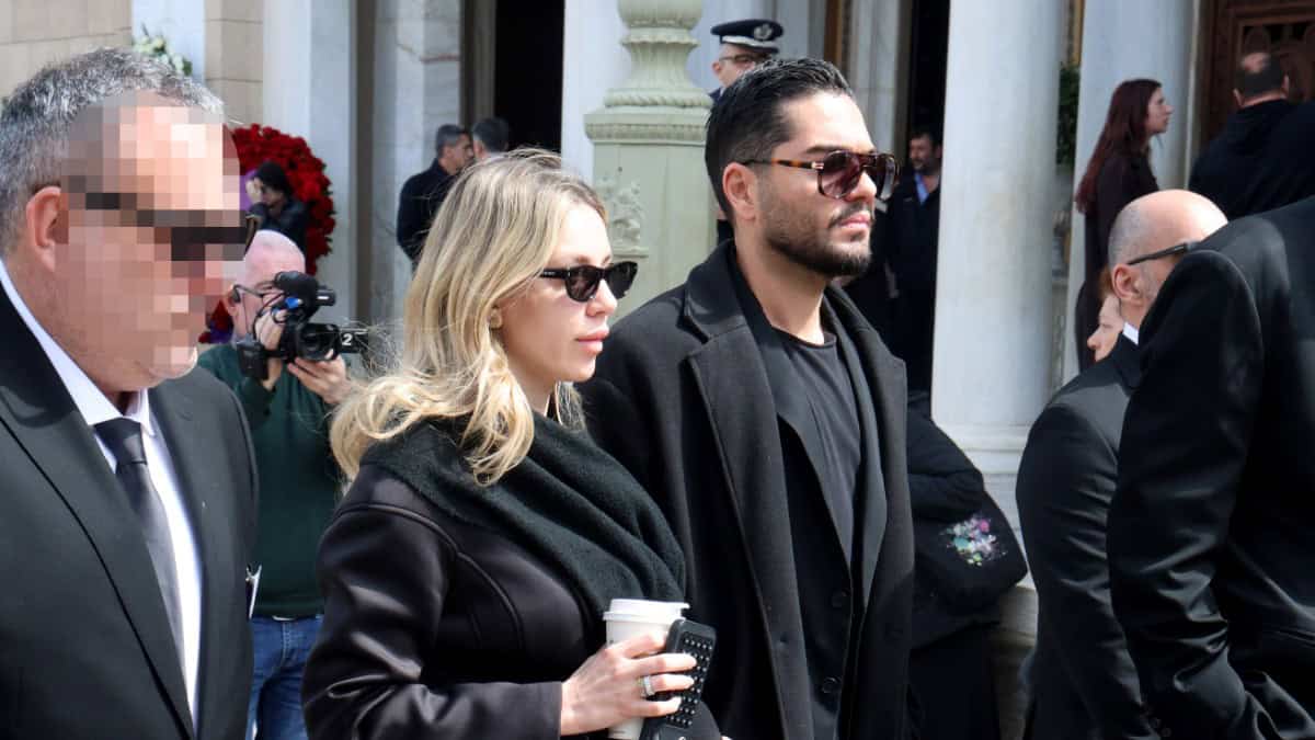 Γαρυφαλλιά Καληφώνη: Έντονη κατακραυγή στα social που πήγε στην κηδεία της Μαρινέλλας με τον καφέ στο χέρι (video)