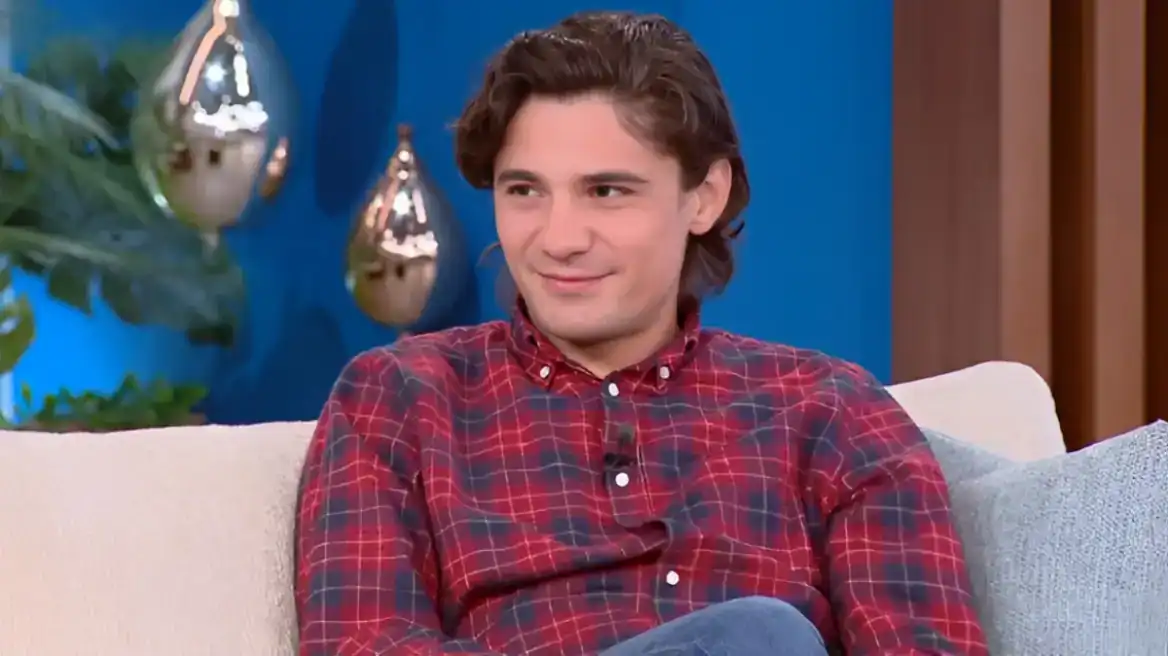 Κώστας Νικούλι: «Δεν έκρυψα ποτέ την καταγωγή μου από τους Αγίους Σαράντα» – Οι δυσκολίες, το bullying και η πορεία του (video)