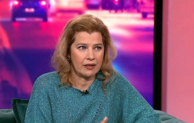 Συγκλονίζει η  Βίκυ Μαραγκάκη: «Ο μπαμπάς μου έφυγε από καρκίνο στον εγκέφαλο.  Νιώθω ενοχή που…» (Video)