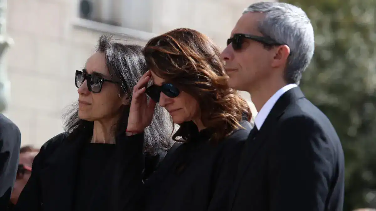 Μαρινέλλα: Σε στενό οικογενειακό κύκλο η κηδεία της στην Κηφισιά – Την αποχαιρέτησαν με τα αγαπημένα της τραγούδια (video)