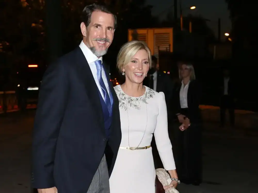 Παύλος Ντε Γκρες: Επέστρεψε στη Νέα Υόρκη – Πρωινή έξοδος με τη Μαρί Σαντάλ και τον τετράποδο φίλο τους