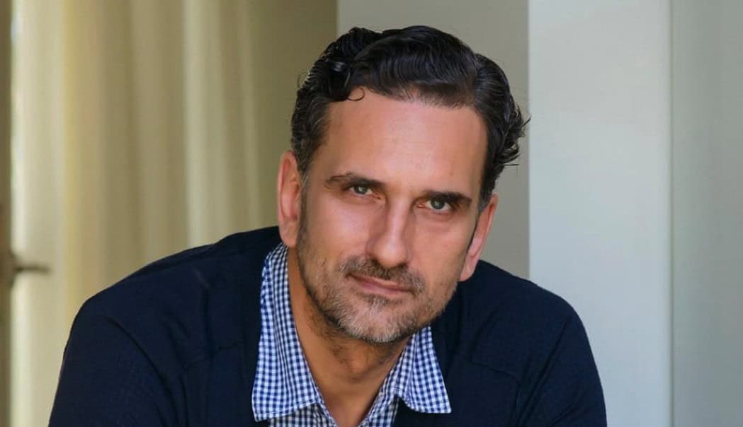 Νίκος Ψαρράς: «Συμπρωταγωνίστρια μού έλεγε “τι κάνουμε Θεέ μου, ντρέπομαι” και έλεγα “μην το κάνεις αυτό”» (Video)