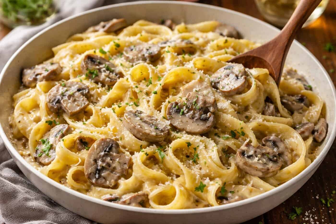 Ταλιατέλες με κρεμώδη σάλτσα τυριών και μανιτάρια σε 30′ (video)