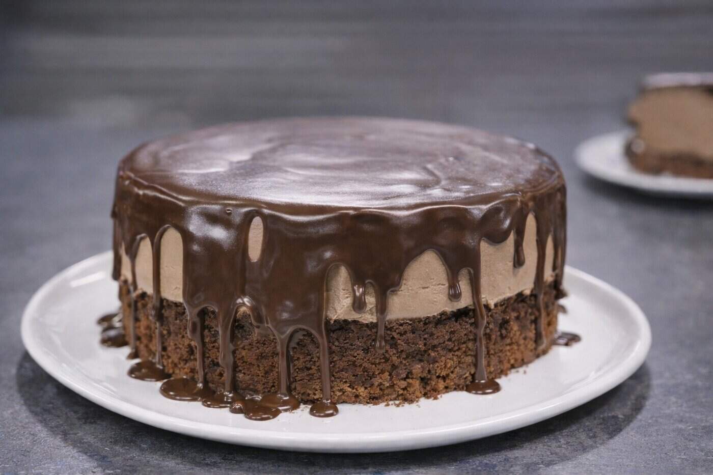 Τούρτα με βελούδινη μους σοκολάτα και γλάσο (video)