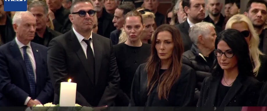 Δέσποινα Βανδή: Διαλυμένη στην κηδεία της Μαρινέλλας δίπλα στον Ρέμο και την Υβόννη Μπόσνιακ (video)