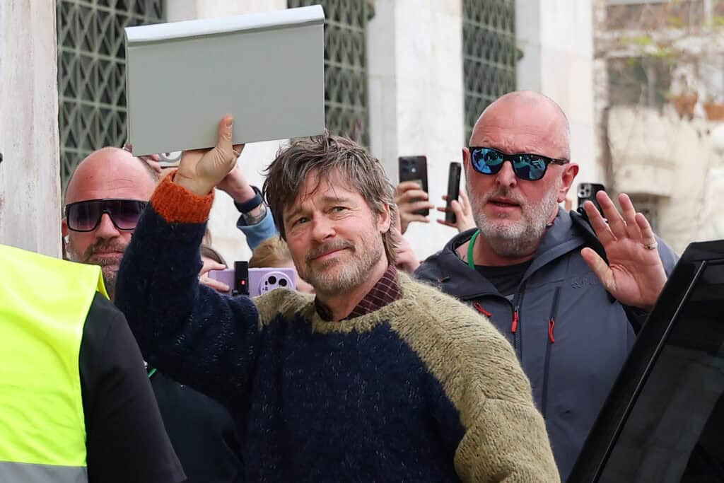 Χαμός για τον Brad Pitt στο κέντρο της Αθήνας – Πλήθος κόσμου τον περίμενε στην πλατεία Κοτζιά (video)