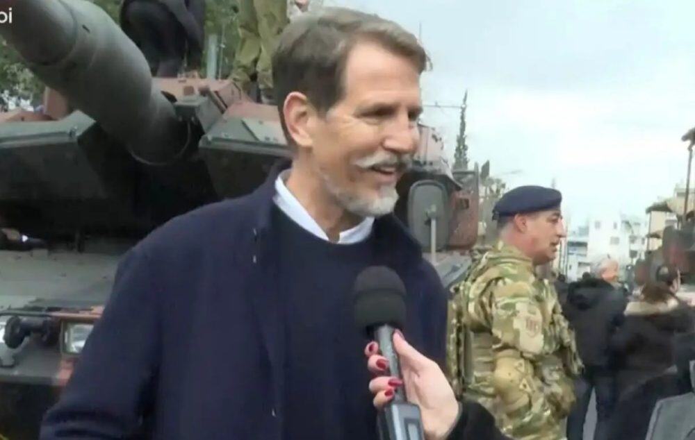 Περήφανος για την Ελλάδα ο Παύλος Ντε Γκρες: Στην στρατιωτική παρέλαση στο Σύνταγμα – «Ήθελα χρόνια να την δω από κοντά»