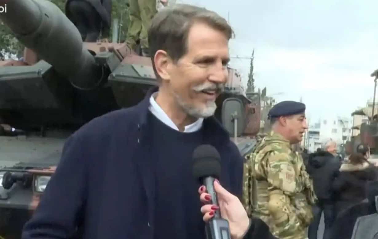 Περήφανος για την Ελλάδα ο Παύλος Ντε Γκρες: Στην στρατιωτική παρέλαση στο Σύνταγμα – «Ήθελα χρόνια να την δω από κοντά»