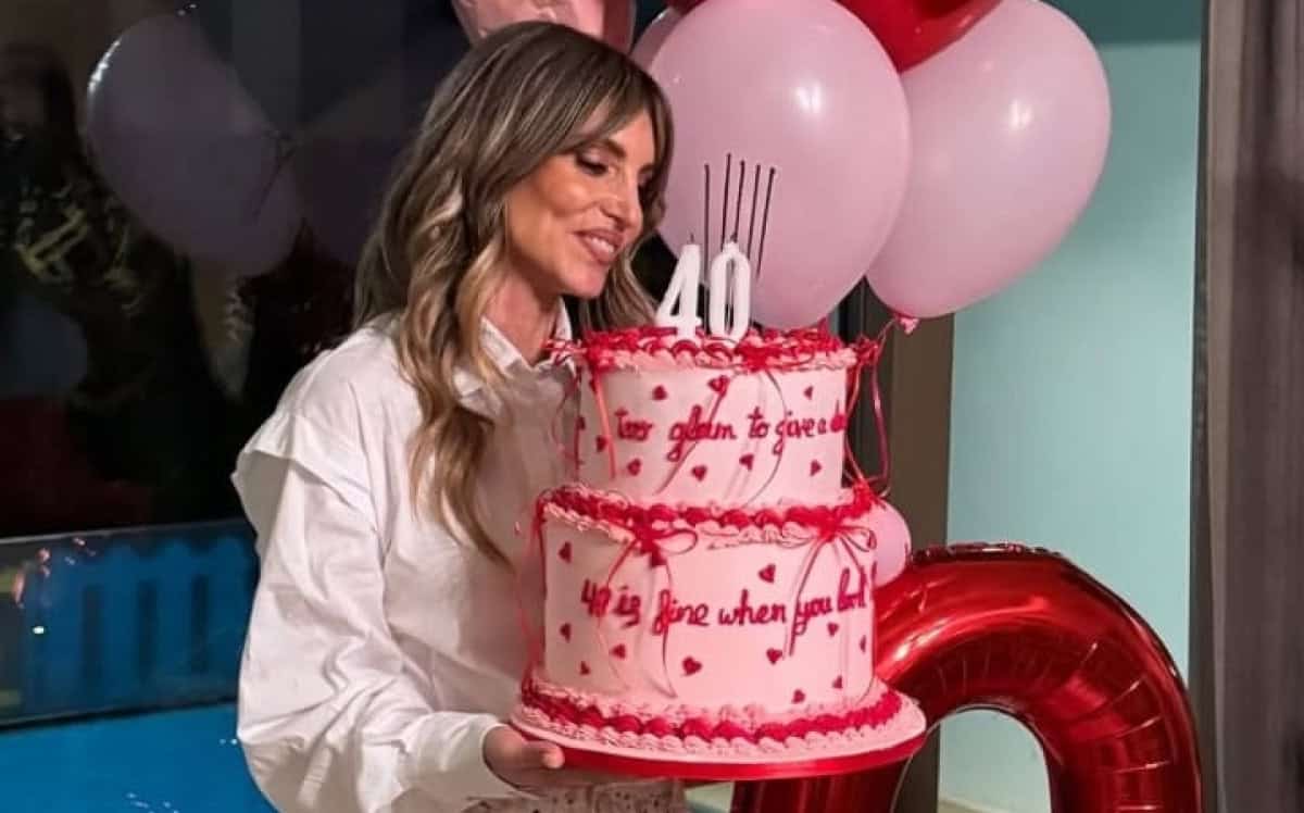 Αθηνά Οικονομάκου: Έκλεισε τα 40 με ένα εντυπωσιακό ροζ πάρτι γενεθλίων (photos)