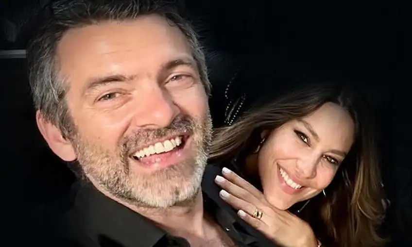 Φίλιππος Μιχόπουλος – Κωνσταντίνα Ευρυπίδου: Αγκαλιές στα σοκάκια της Μυκόνου (photos)