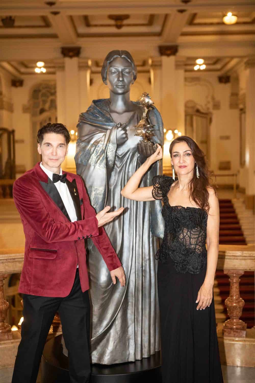 O Nίκος Φλώρος με την σοπράνο Μυρτώ Παπαθανασίου