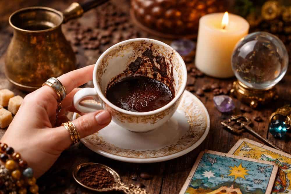 Βήμα-βήμα πως να ερμηνεύεις το φλυτζάνι: ΜΑΘΕ ΟΛΑ ΤΑ ΑΡΧΑΙΑ ΜΥΣΤΙΚΑ ΤΗΣ ΚΑΦΕΜΑΝΤΕΙΑΣ!