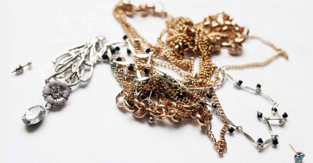 Κοσμήματα: Πως τα ξεμπερδεύετε με πέντε απίστευτους τρόπους