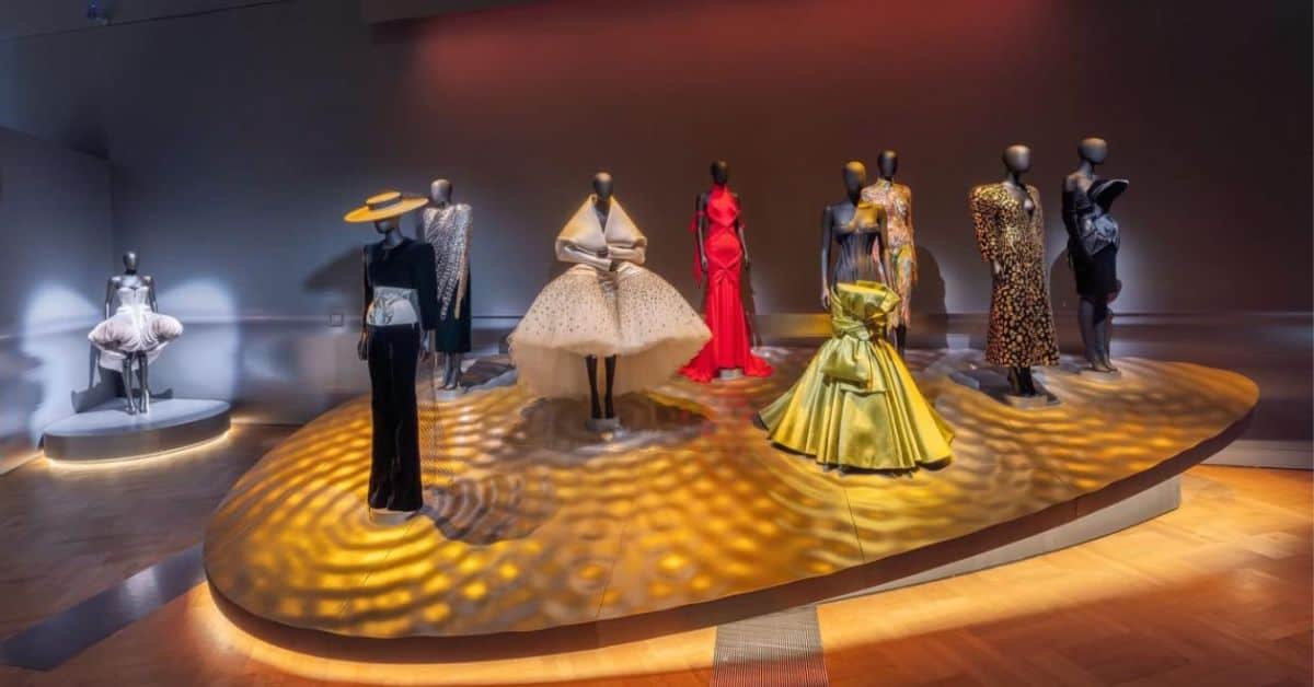 Schiaparelli στο V&A: Όταν η μόδα γίνεται τέχνη σε ένα σύμπαν χωρίς όρια