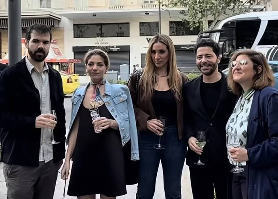 Σπάνια εμφάνιση! Ο γιος της Γιάννας Αγγελοπούλου με τη σύζυγό του στο κέντρο της Αθήνας (video)