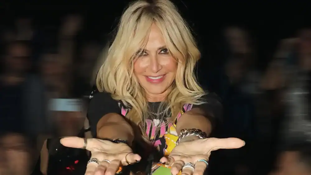 Άννα Βίσση: Η φωτογραφία με λουλουδένιο κολιέ από το νησί Μπόρα Μπόρα