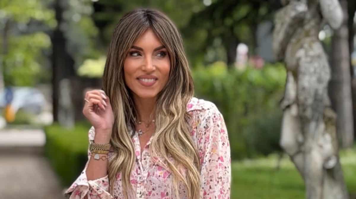 Αθηνά Οικονομάκου: Η ροζ εμφάνιση που κοινοποίησε και έγινε το απόλυτο spring fashion inspo