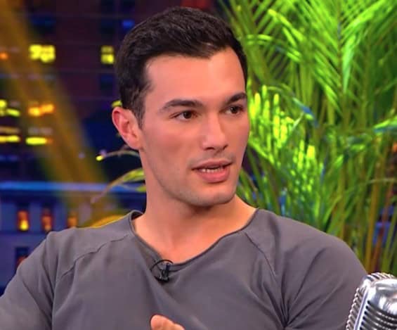 Νίκος Κοσώνας: Γυμνός στο σανίδι o γιος της Μπόκοτα- «Περίμενα να δυσκολευτούν οι γονείς μου όταν…» (Video)