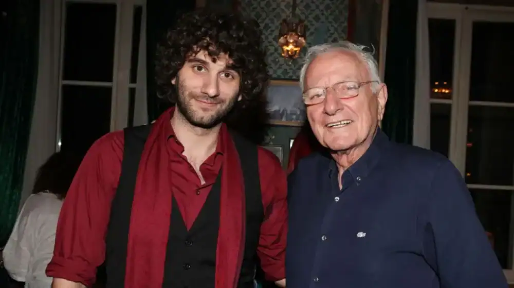 Συγκλονίζει ο γιος του Κώστα Χαρδαβέλλα: «Δεν ήταν αυστηρός πατέρας – Ήταν ένας τρυφερός…  άνθρωπος» (video)