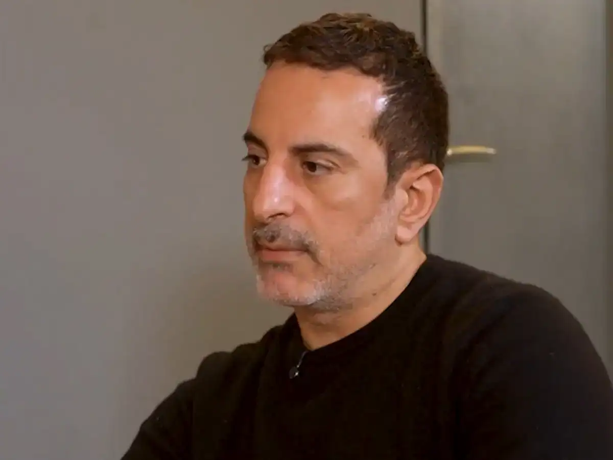 Στέλιος Κουδουνάρης: «Δεν με ενδιαφέρει ο πλούτος» – Οι αιχμές για τα πάνελ, τα πρότυπα ομορφιάς και τα ριάλιτι (video)