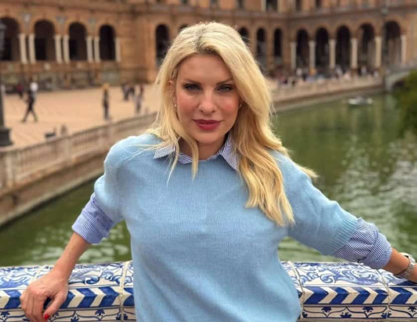 Αυτό θα πει ευτυχία! Τα νέα στιγμιότυπα της Μενεγάκη με τα φιλιά στον Μάκη και τη Μαρινούλα στην Ισπανία