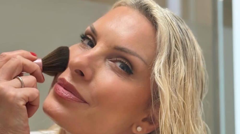 Ελένη Μενεγάκη: Τα μυστικά πίσω από το fresh skin και το iconic glow makeup