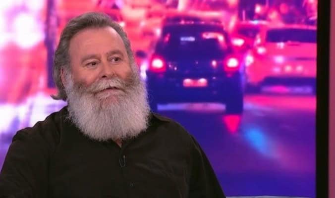 Κωστής Σαββιδάκης: «Με σταύρωσε ο παπάς, κόλλησε ο σταυρός στην πλάτη, ήταν σημάδι για να…» (Video)