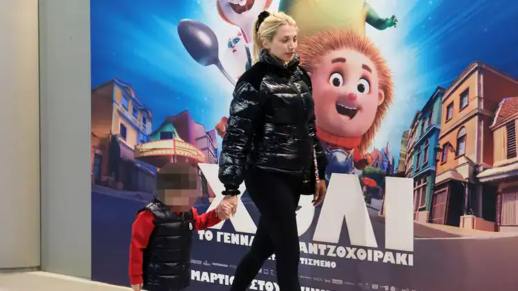 Κωνσταντίνα Σπυροπούλου: Πήγε στον κινηματογράφο με τον γιο της (photos)