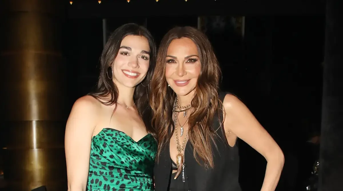 Δέσποινα Βανδή και Μελίνα Νικολαΐδη σε έξοδο με φόρεμα πνοής του 2010