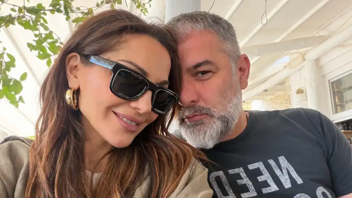 Βασίλης Μπισμπίκης: Φωτογραφίζει τη Βανδή στην παράλια -Το άλμπουμ των διακοπών τους (photos)