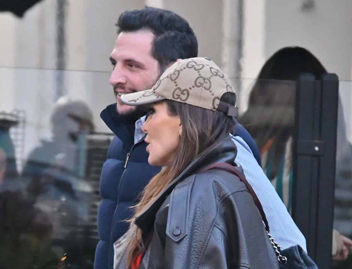 Δέσποινα Βανδή: Χωρίς τον Μπισμπίκη στο κέντρο της Αθήνας-Ποιος είναι ο γοητευτικός άντρας στο πλευρό της (photos)