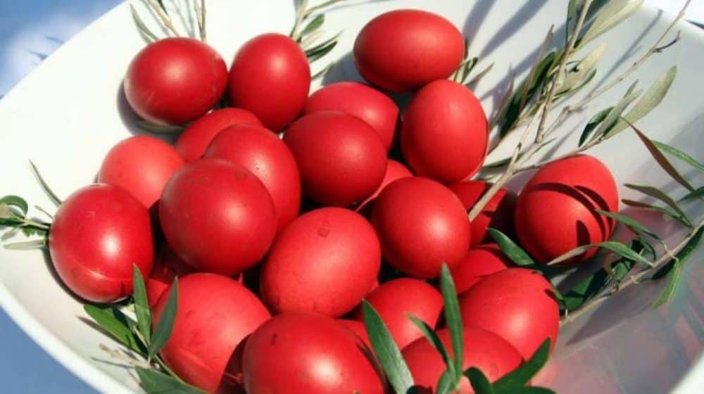 Γιατί βάφουμε τη Μεγάλη Πέμπτη κόκκινα αυγά; (video)