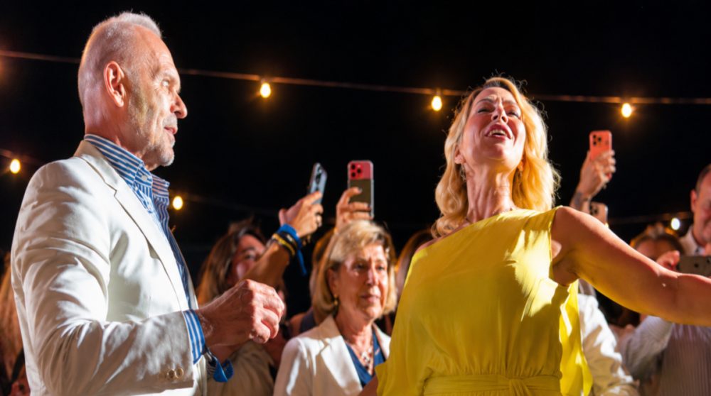 Το βαρύ ζεϊμπέκικο της Τζένης Μπαλατσινού – Δεν σταμάτησε το χειροκρότημα ο Κωστόπουλος