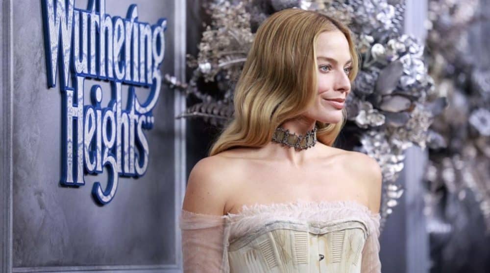 Margot Robbie: Οι νέες φωτογραφίες από τα γυρίσματα της ταινίας της «Wuthering Heights» έγιναν viral