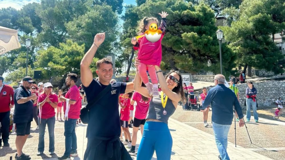Δήμητρα Βαμβακούση: Η συγκίνηση για την κόρη “Στον τερματισμό έτρεξε και φίλησε τον κοσμογυρισμένο μπαμπά της”