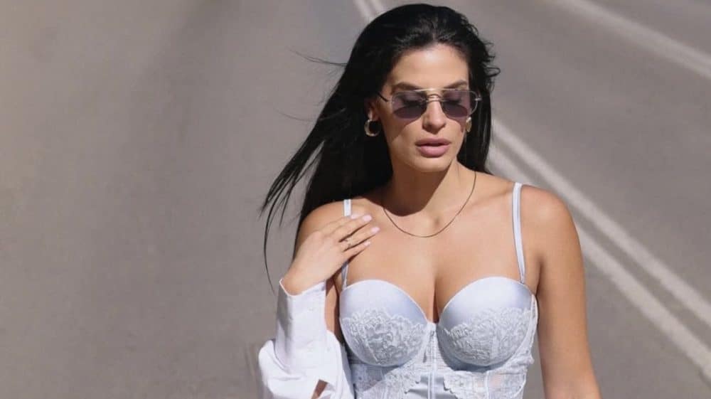 Η Χριστίνα Μπόμπα έκανε ξανά τάση το πιο chic σοκολατί χρώμα μαλλιών της σεζόν