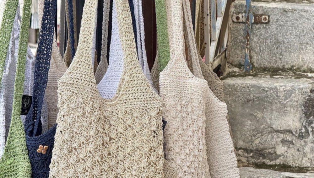 Οι crochet τσάντες επέστρεψαν και είναι το πιο stylish αξεσουάρ του καλοκαιριού