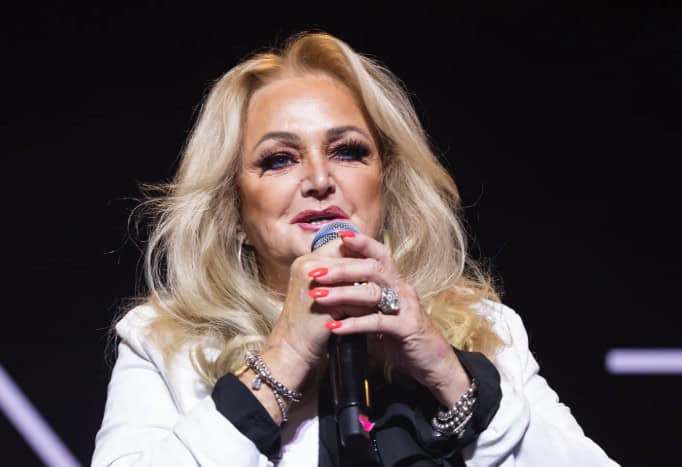 Πολύ δύσκολες ώρες για την Bonnie Tyler: Σε τεχνητό κώμα η σπουδαία τραγουδίστρια