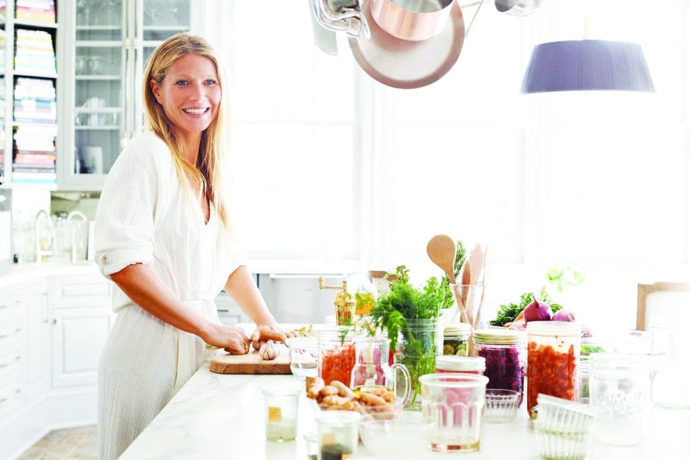 Gwyneth Paltrow: Λαχταριστά αυγά ποσέ με γλυκοπατάτες και ψάρι με κολοκυθάκια και σάλτσα verde