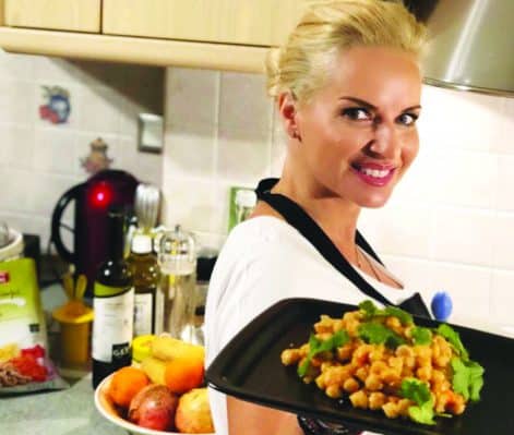 Μαρία Μπεκατώρου: Φτιάχνει καλαμάρι με μάραθα και ντοματόπιτα