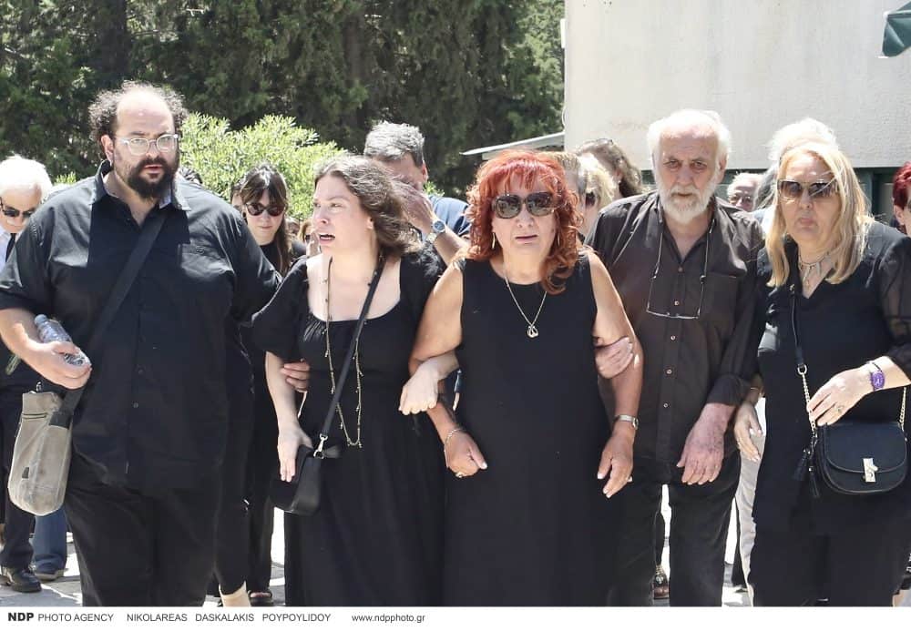 Μαίρη Ραζή: Υποβασταζόμενη στην κηδεία του επί 42 χρόνια συζύγου της, Σωτήρη Τσόγκα