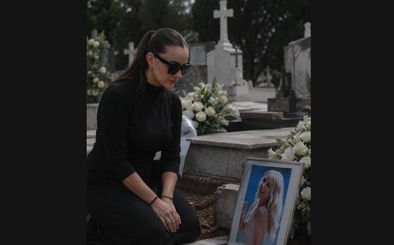 2 εβδομάδες χωρίς τη Μαστροκώστα: Ραγίζει καρδιές το μήνυμα της Βικτώριας πάνω στο μνήμα