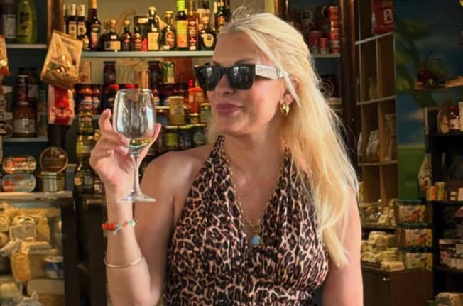 Ελένη Μενεγάκη: Ποζάρει με animal print χωρίς ρετούς- Τα σχόλια για την χαλάρωση στα μπράτσα που προκάλεσαν σάλο