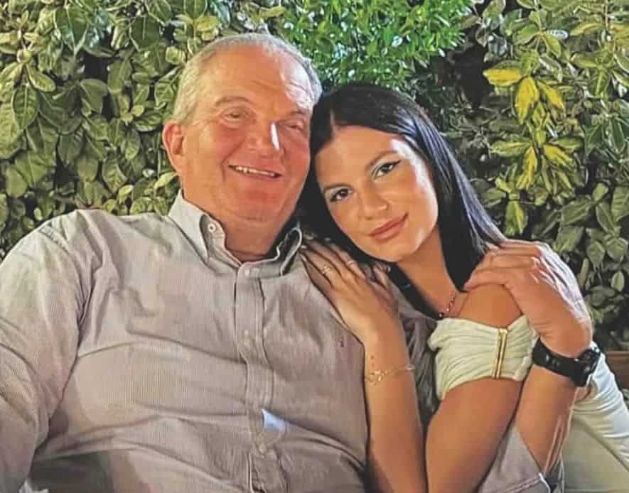 Αλίκη Καραμανλή: Παίρνει το πτυχίο της η κόρη του Καραμανλή- Η τρυφερή αγκαλιά στον πατέρα της