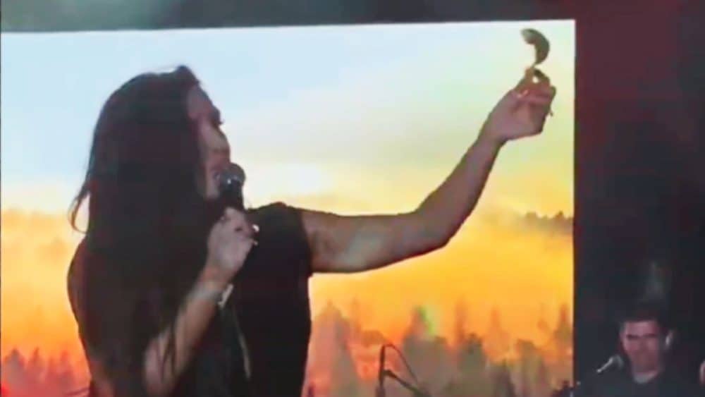 Η Ιουλία Καλλιμάνη “τσάκισε” λουκουμάδες on stage: “Έχω γίνει χάλια, έτσι;” (Video)