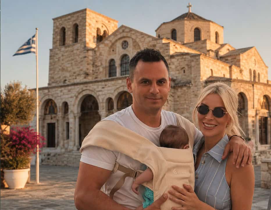 Καινούργιου: Εκπλήρωσε το τάμα στην Παναγία Δεομένη για την κόρη της – Η συγκινητική επίσκεψη στην Εκατονταπυλιανή (Φωτογραφίες)