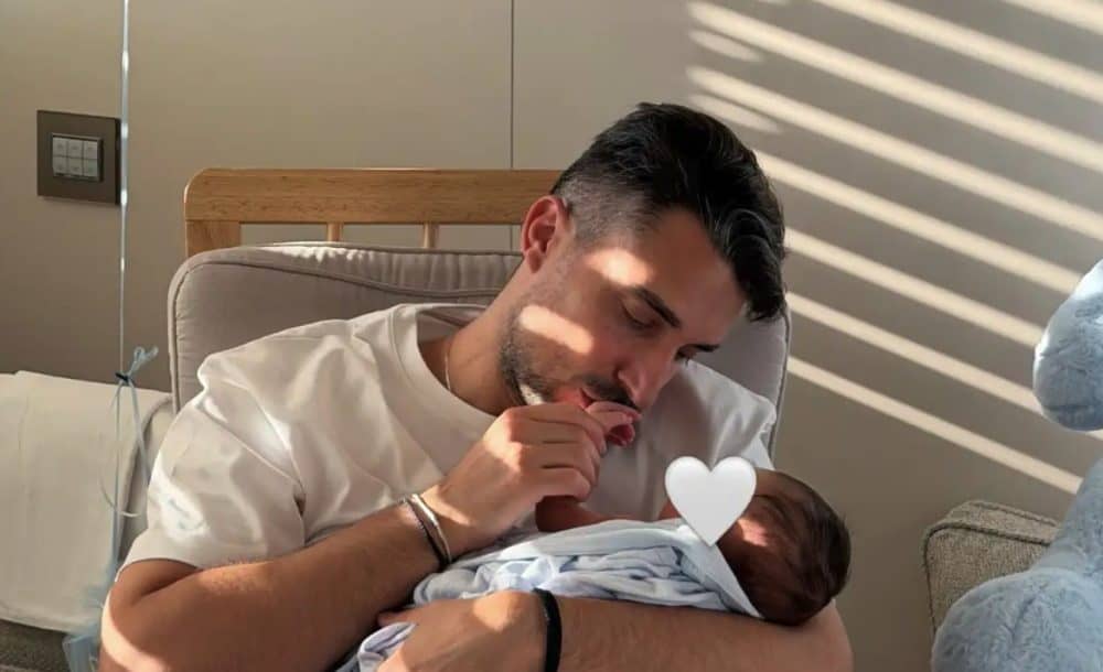 Λιώσαμε! Ο Κατσούλης έκανε το πρώτο του μπάνιο με τον 1,5 μήνα γιο του στην θάλασσα (Φωτογραφία)